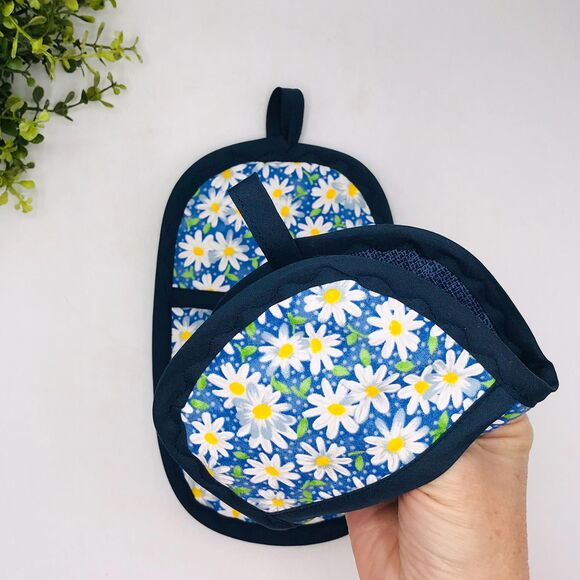 Set of 2 Finger Hotpads, Blue Daisy Print, 2 Piece Baking Set - Picture 4 of 5
